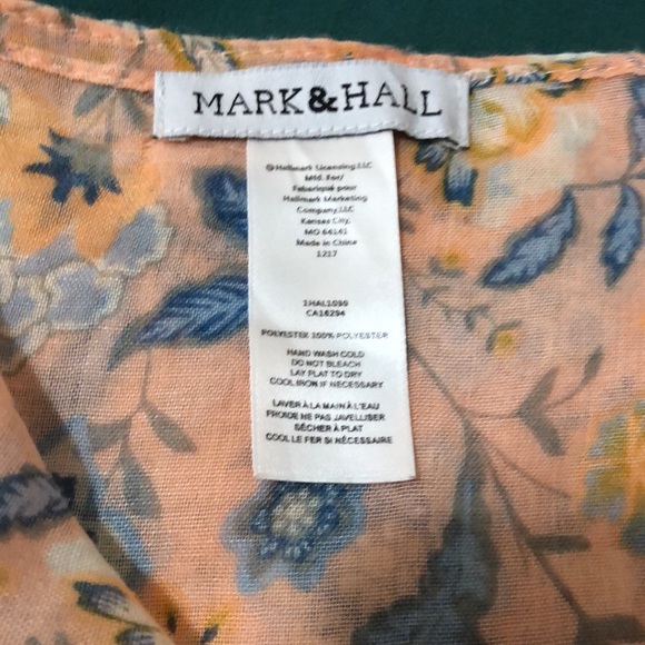 Light weight scarf with floral pattern. - Picture 4 of 5